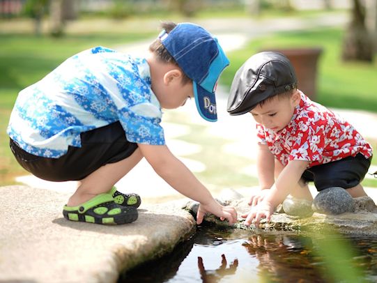 Glueckszelle, spielende Kinder